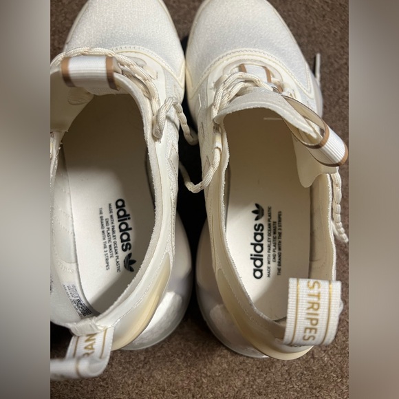 🔥🔥BRAND NEW WITHOUT BOX- ADIDAS Ladies size 7 cream sneakers. - Picture 9 of 10